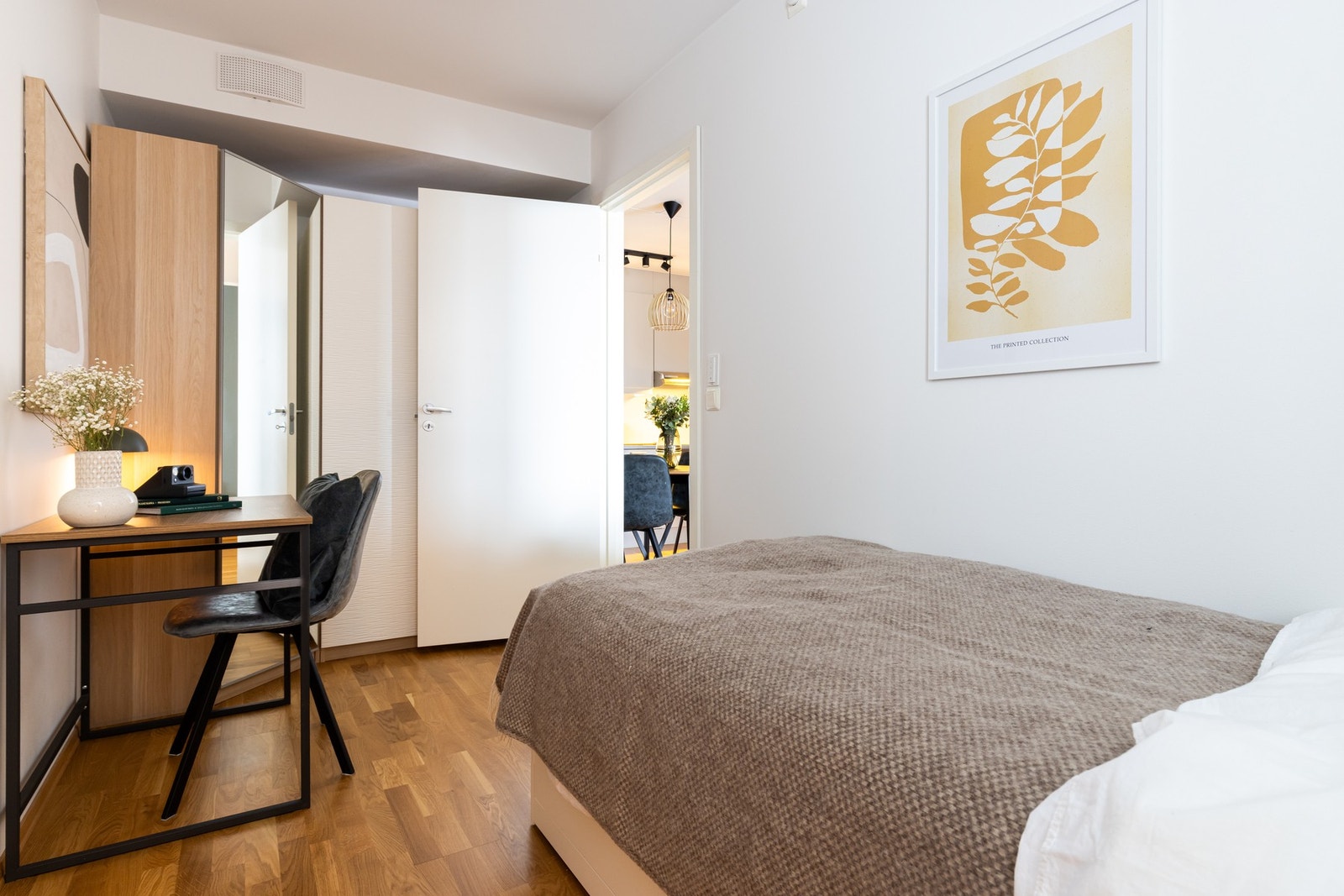 Garderobeskapene på begge soverom medfølger. Galleribilde