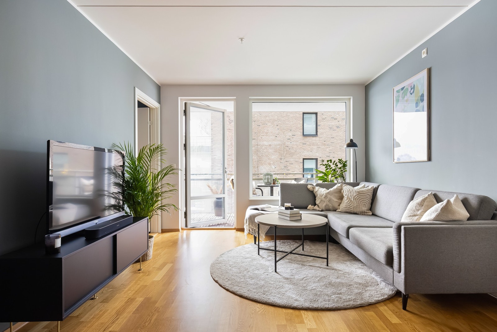 Rommet har parkett på gulv og overflatene er malt i lyse fargevalg. Galleribilde