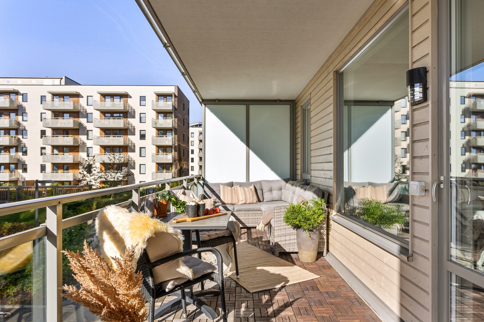 Vi har også tatt bilder fra balkongen om sommeren så du får se hva du kan glede deg til! Galleribilde