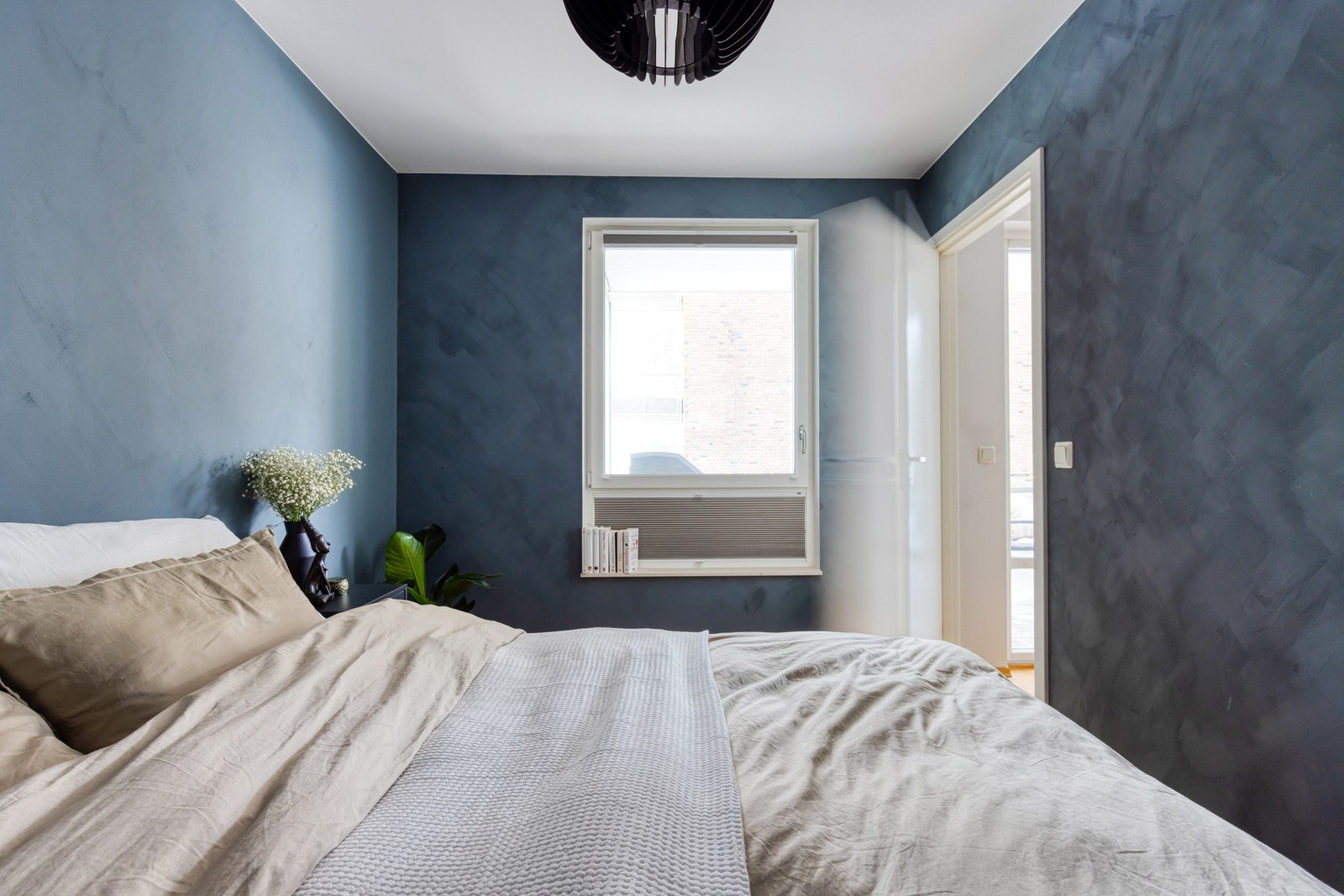 Begge soverom vender ut mot rolig bakgård - her ligger alt til rette for en god natts søvn Galleribilde