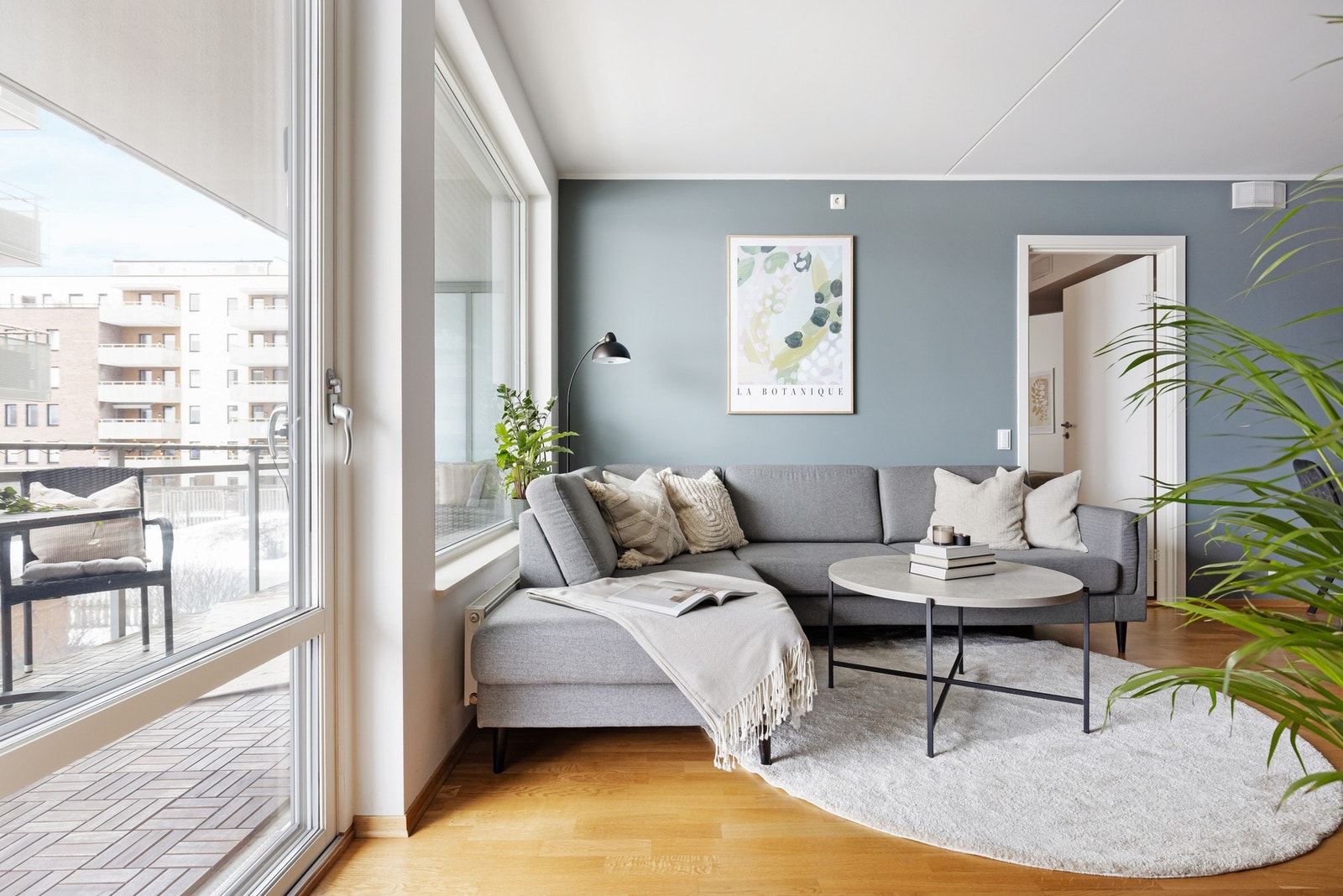 Videre inn i boligen finner du stuen og kjøkkenet som ligger i en åpen løsning. Galleribilde