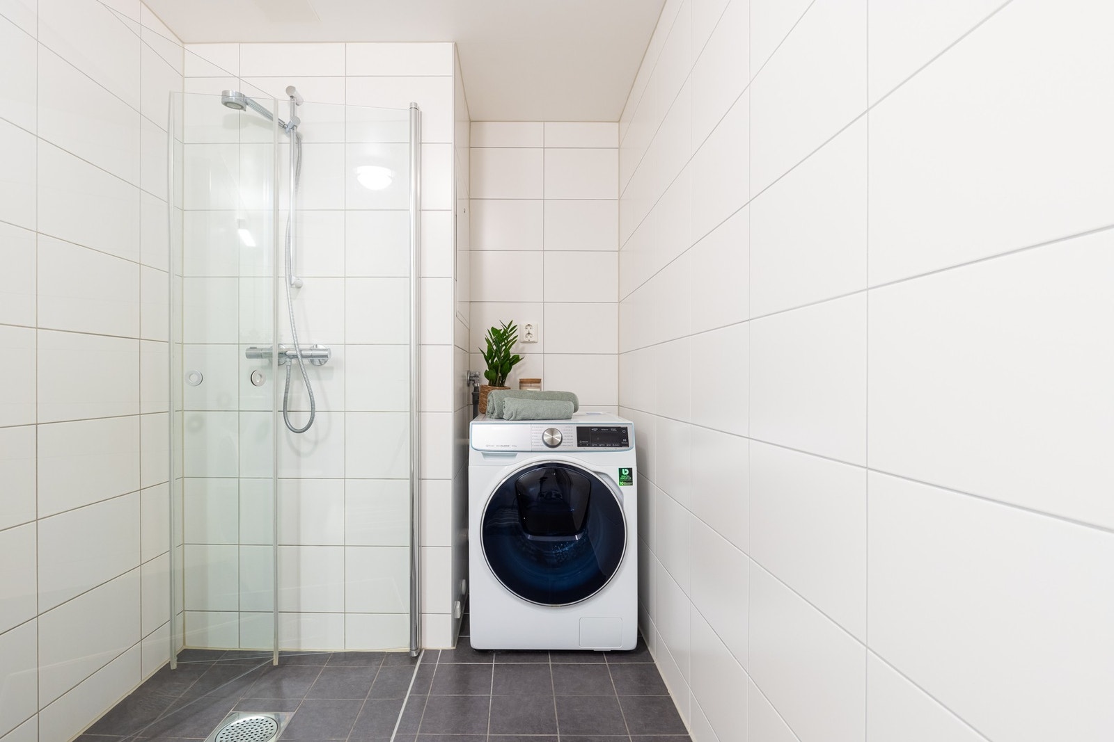 Det er også opplegg for vaskemaskin. Vaskemaskin og tørketrommel kan enkelt plasseres i en praktisk nisje. Galleribilde