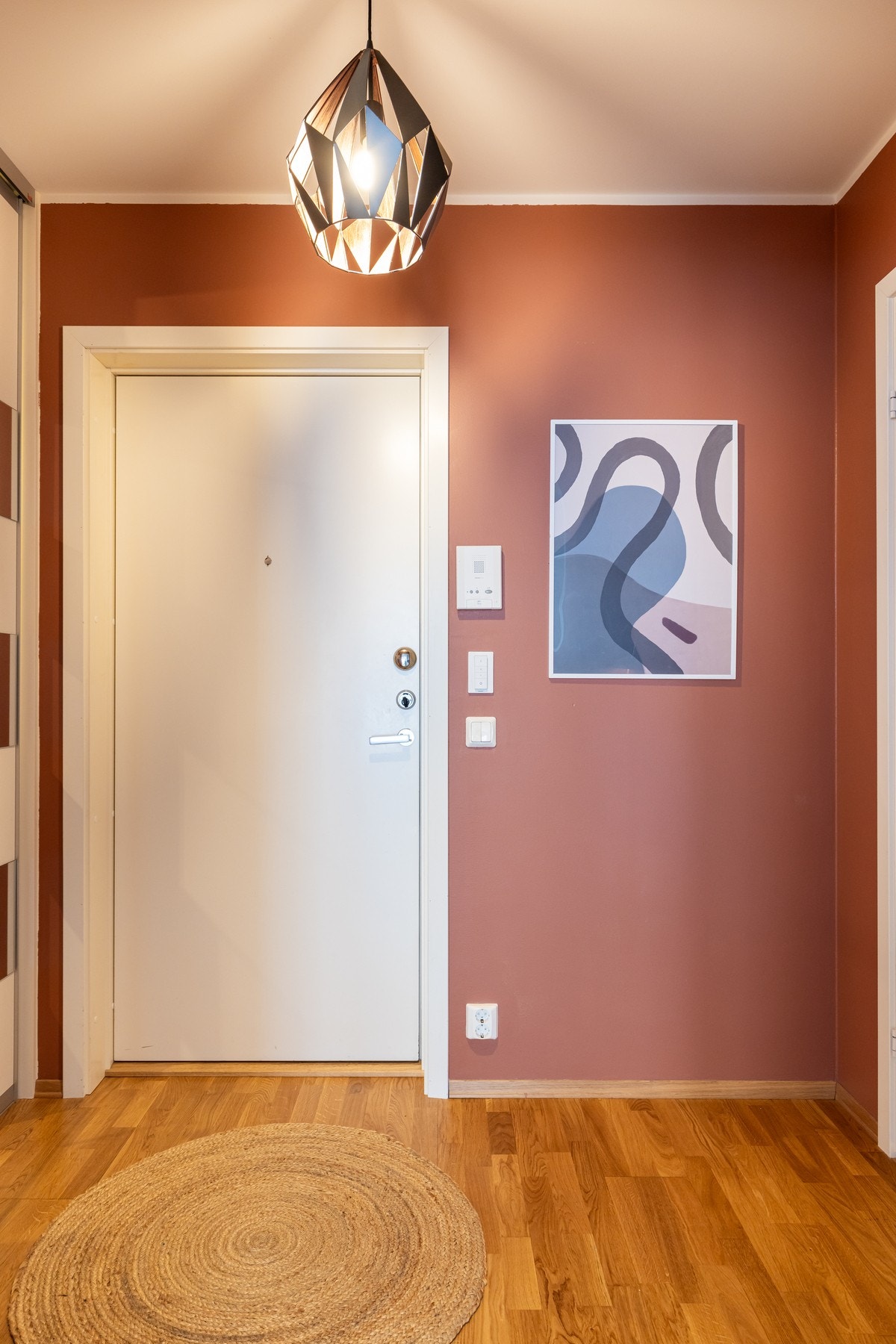 Det er god plass til knaggoppheng, kommode, speil mm. Galleribilde