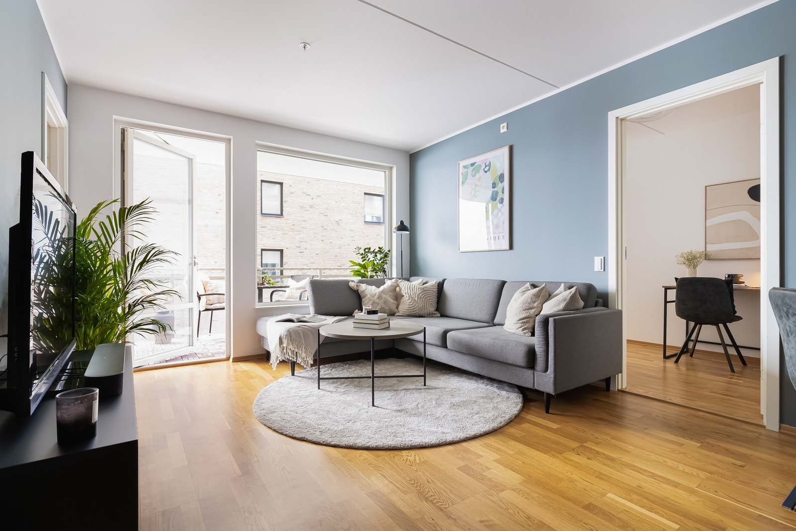 Her får du godt med naturlig lys fra generøse vindusflater, noe som gir en lys og luftig atmosfære. Galleribilde