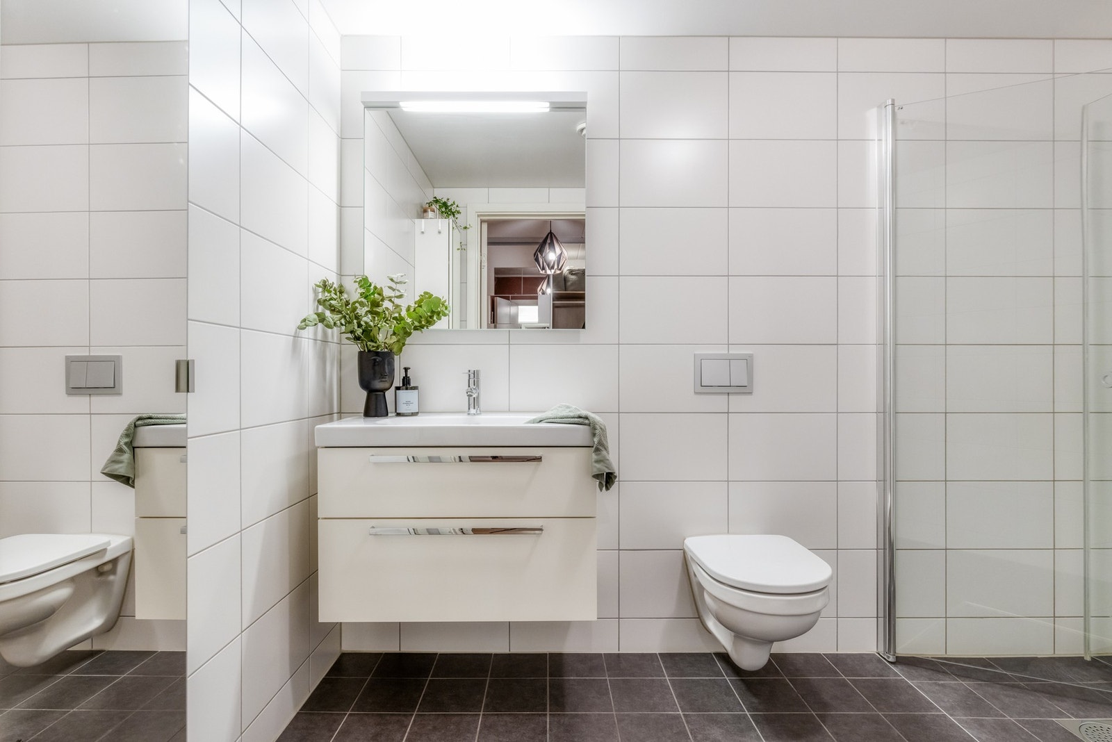 Pent, flislagt bad med varme i gulv. Galleribilde