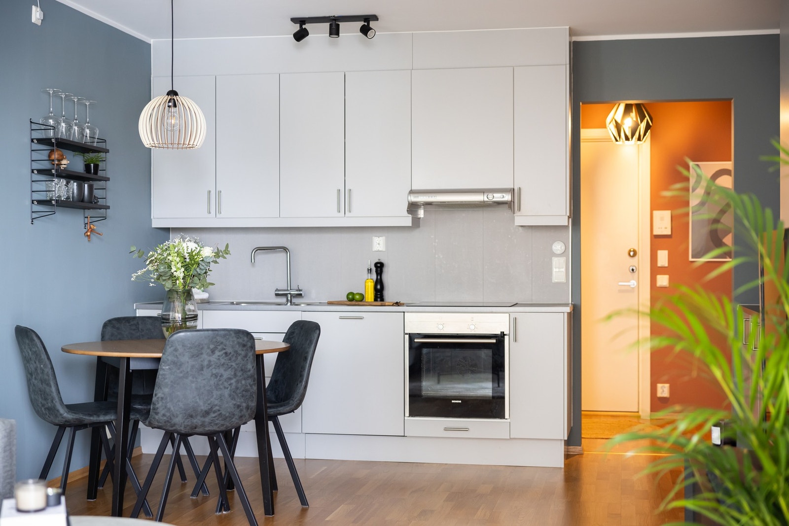 Kjøkkenet er utstyrt med integrert ovn, kjøl/ frys og oppvaskmaskin - disse medfølger naturligvis ved salg. Galleribilde