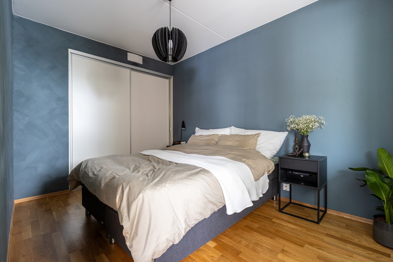 Hovedsoverommet er av god størrelse og har plass til dobbeltseng med tilhørende nattbord. Galleribilde