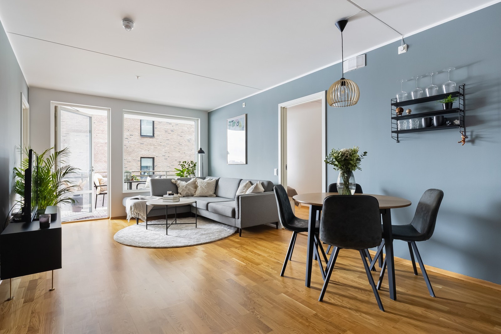 Rommet har en god planløsning med naturlig plassering for sofa med tilhørende møblement, i tillegg til spisebord ved kjøkkenet. Galleribilde