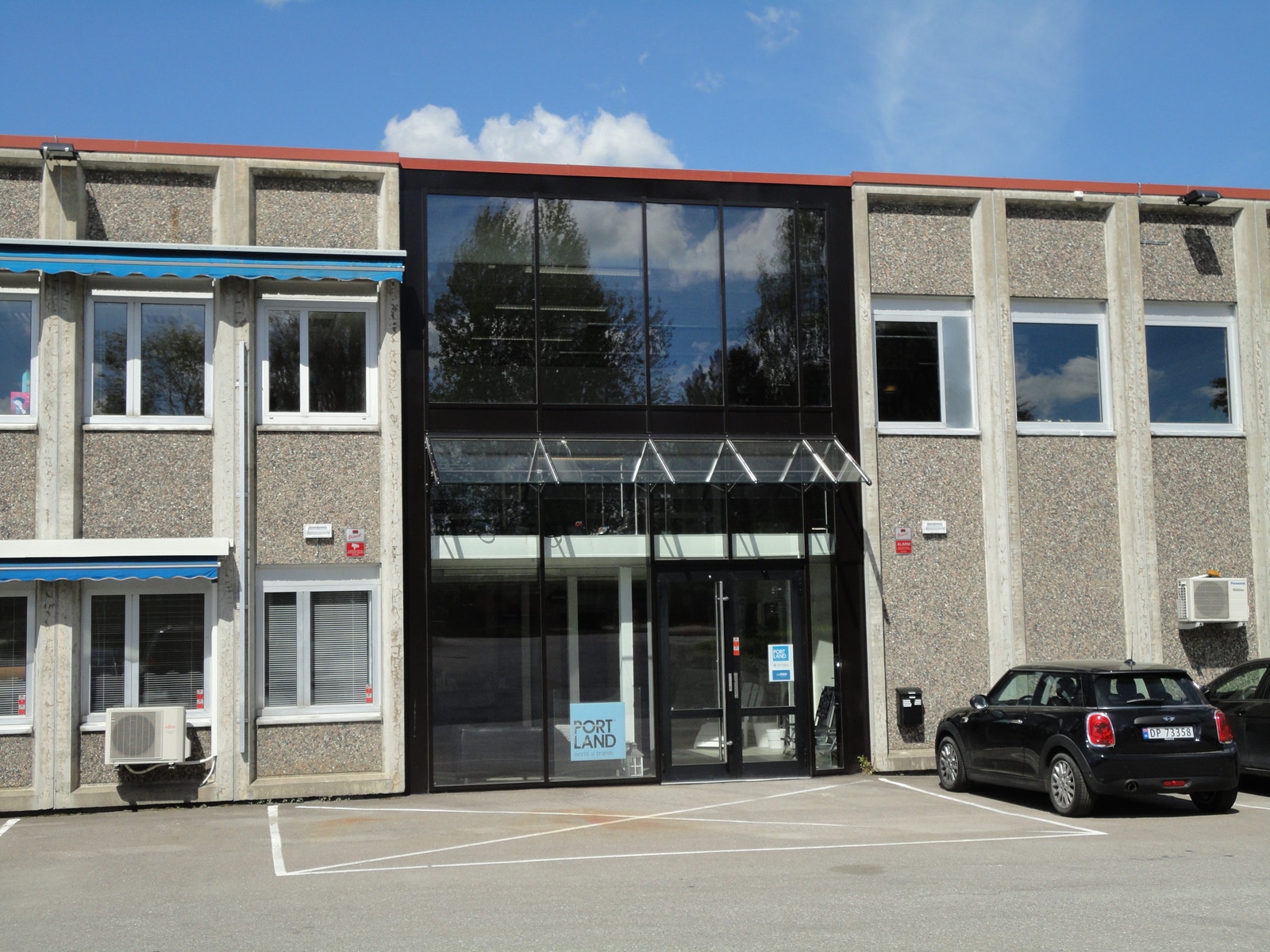 Inngangsfasade kontorer Galleribilde