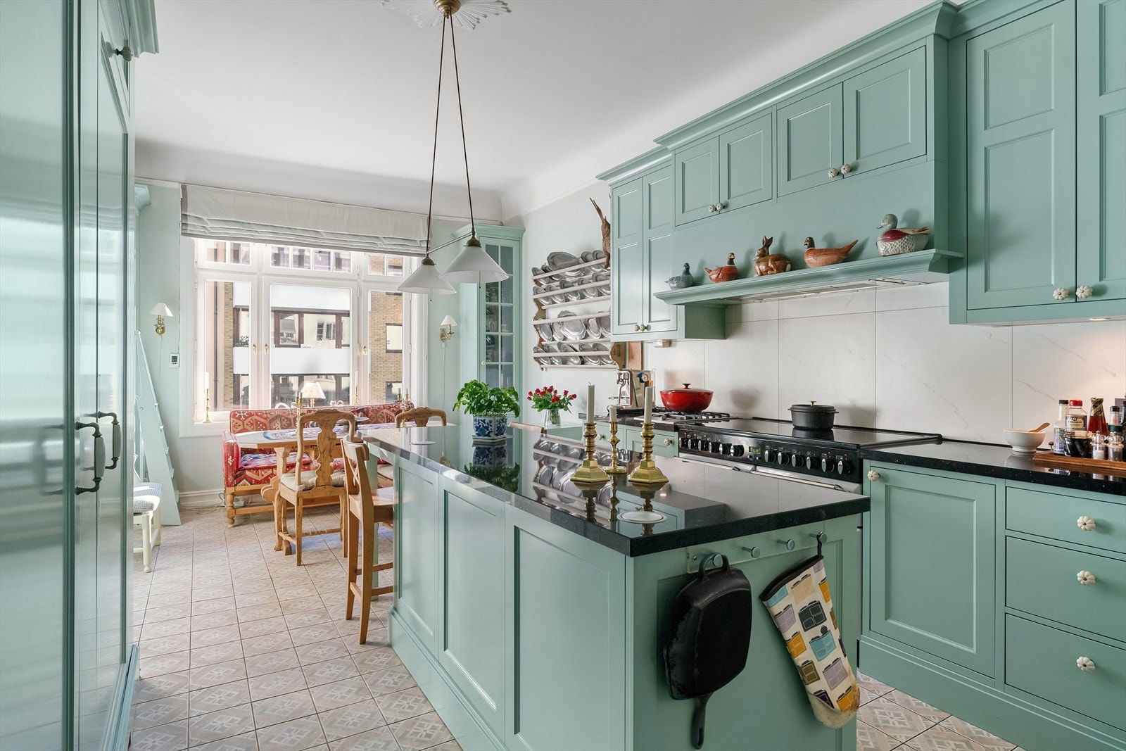 Rikelig med snekkertilpasset innredning - romslig spiseplass, vegg i vegg med spisestuen Galleribilde