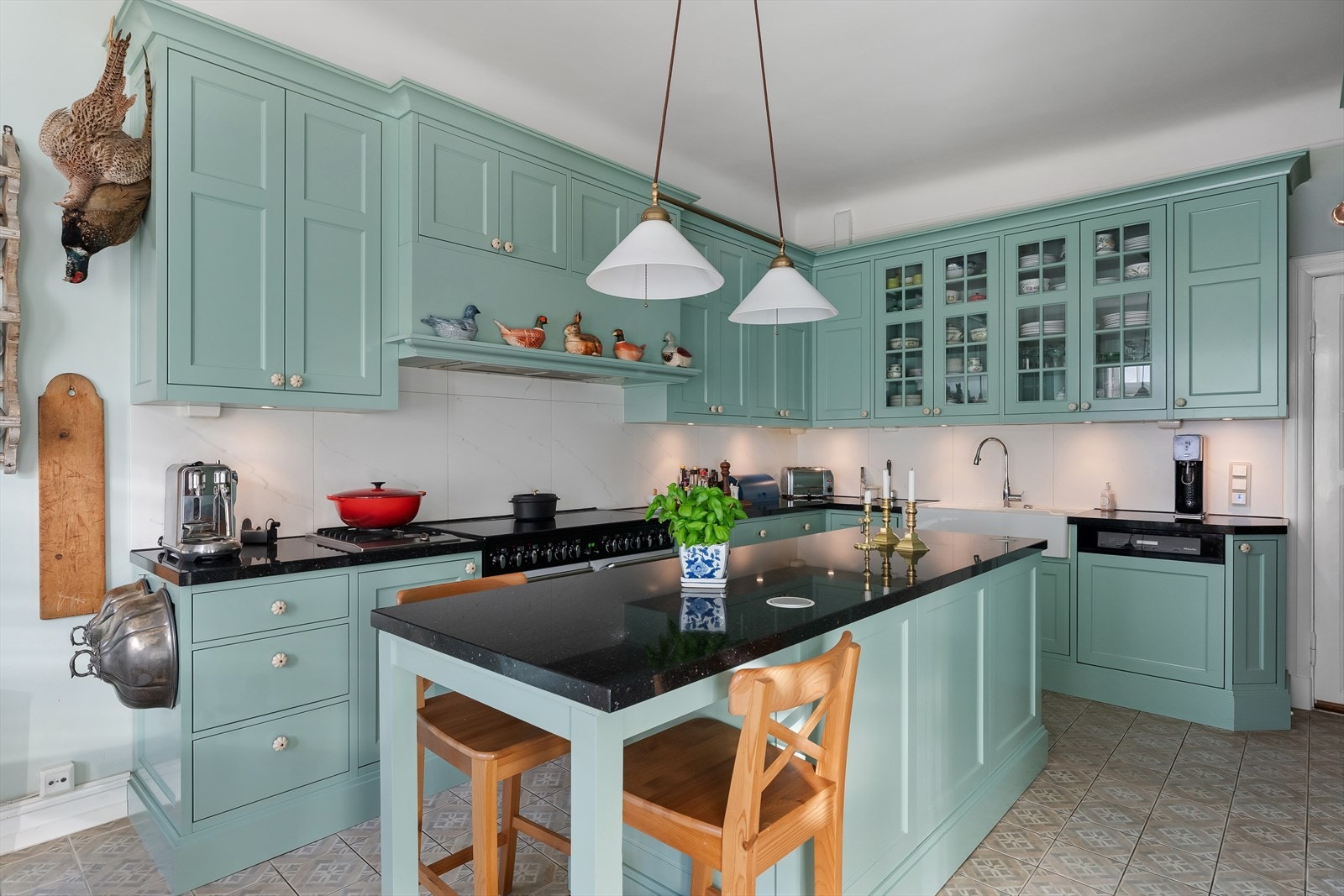 Snekkertilpasset kjøkken fra Elen - alt av hvitevarer medfølger inkludert AGA ovnen - ligger vegg i vegg med separat spisestue Galleribilde