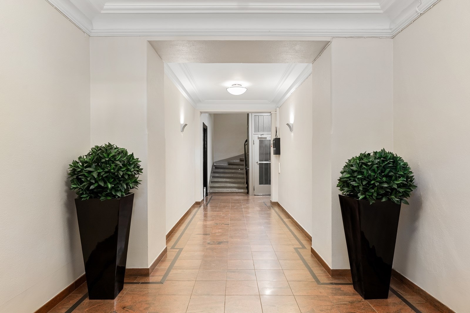 Representativt inngangsparti uten trapper - rett til heisen Galleribilde