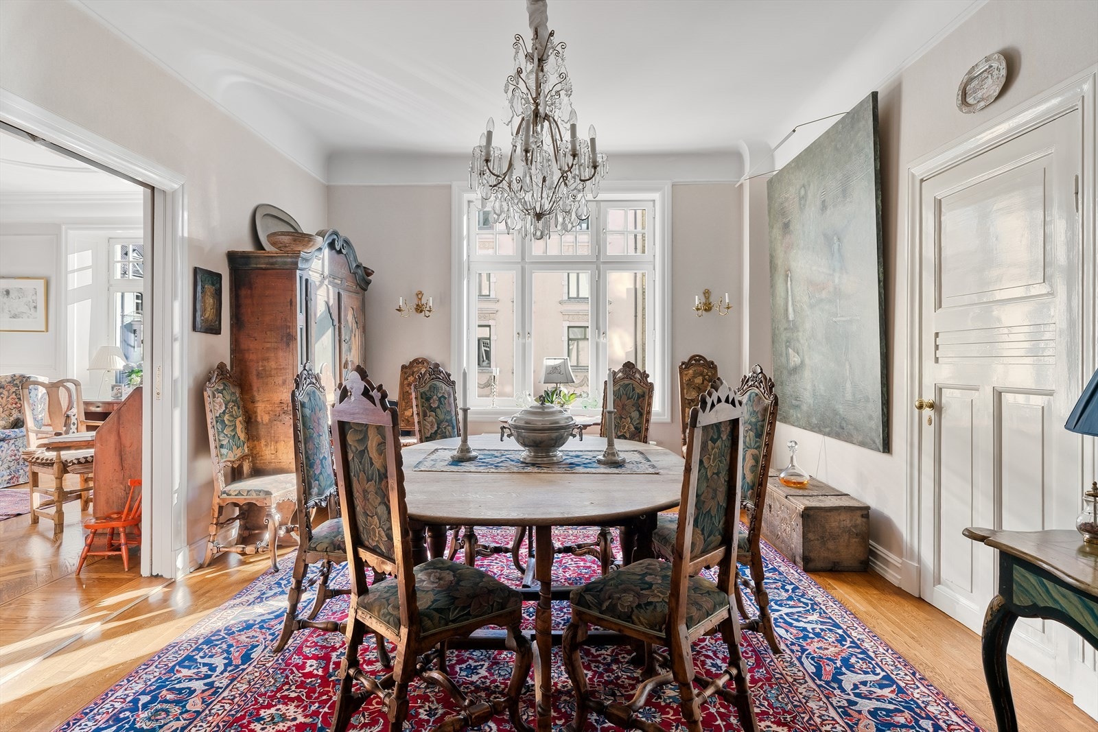 Flott spisestue vegg i vegg med spisekjøkkenet Galleribilde