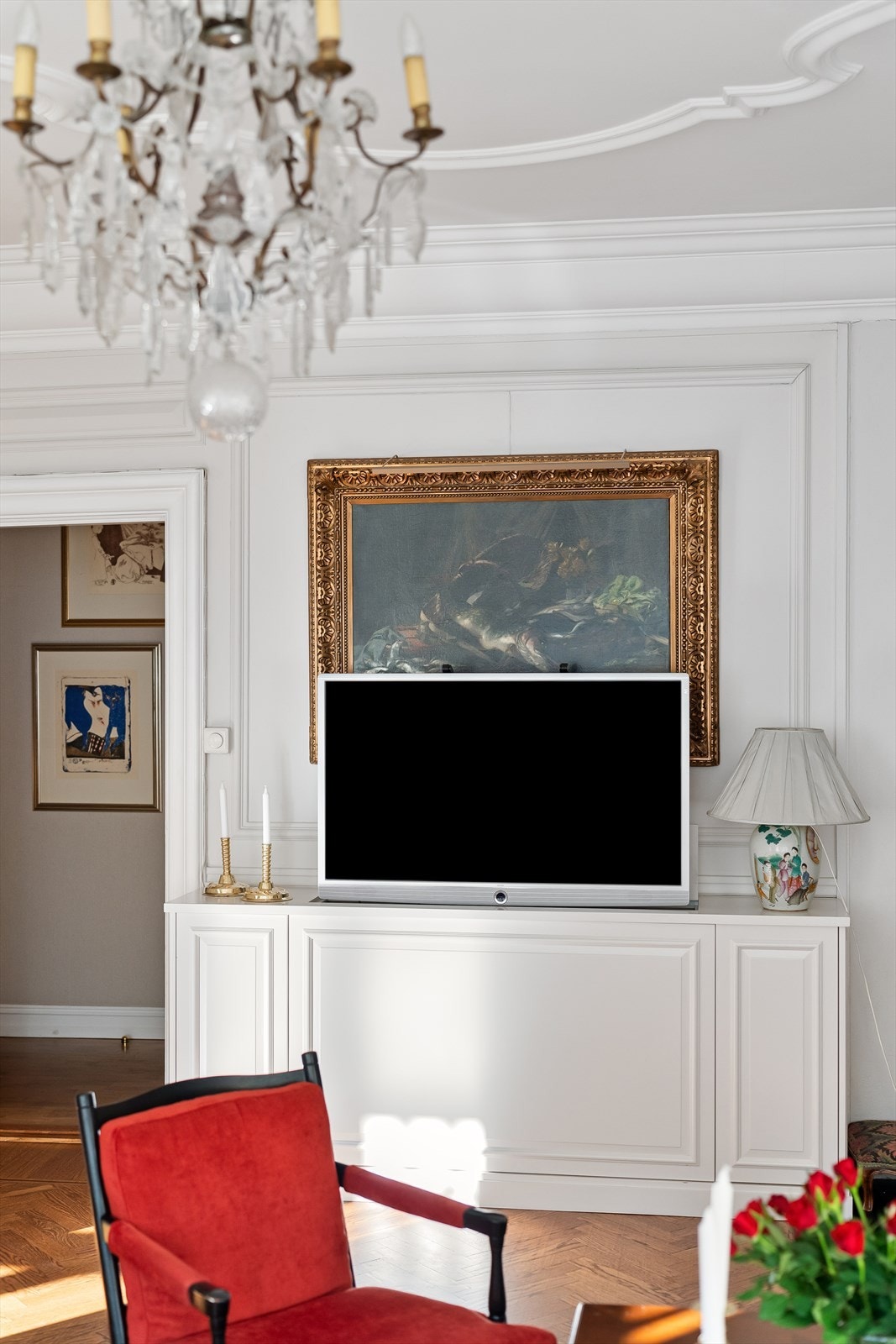 Skapinnredning som inneholder TV som går opp og ned i skapet ("tv heis" med fjernkontroll) Galleribilde