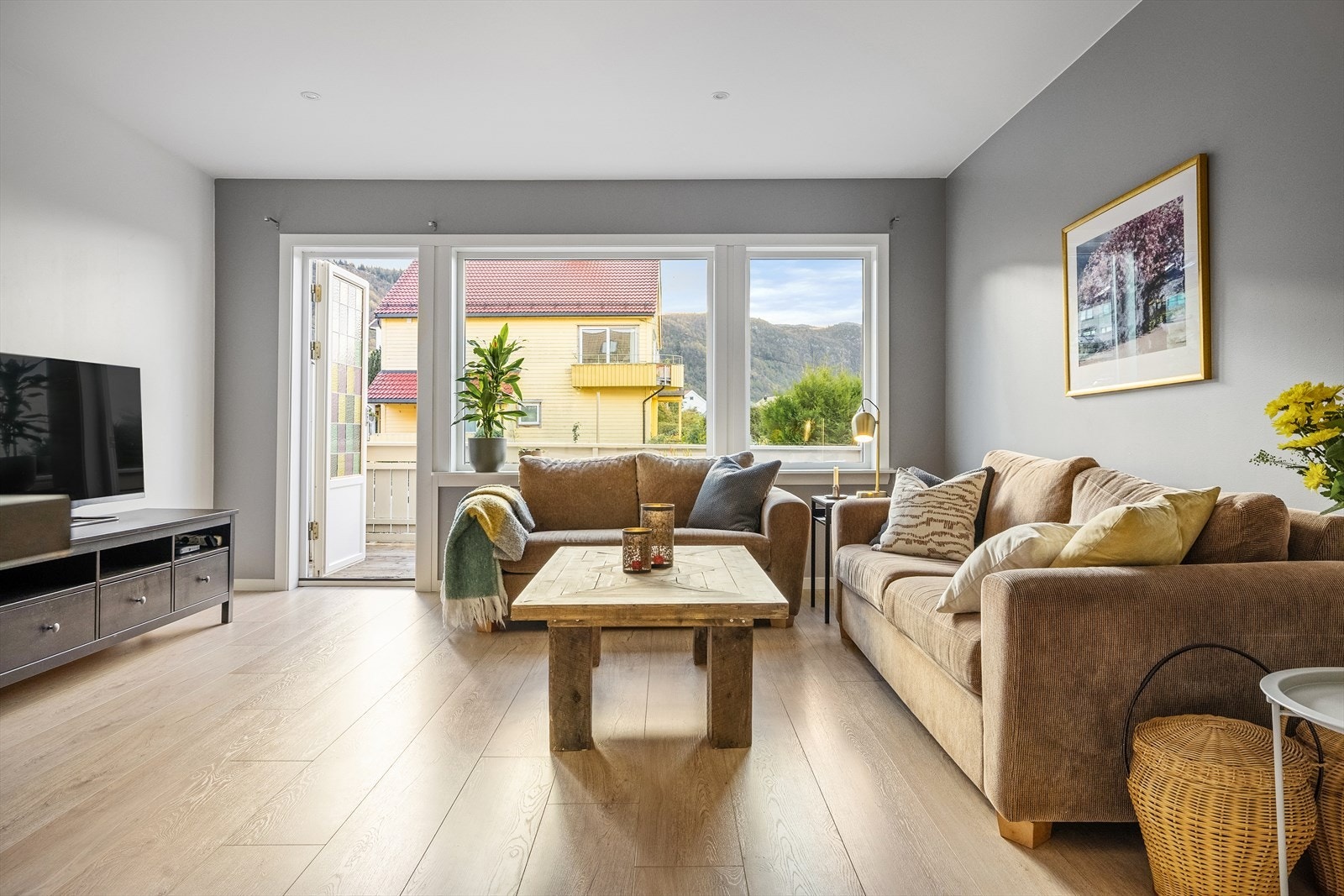 Videre følger en åpen stue- og kjøkkenløsning. Galleribilde