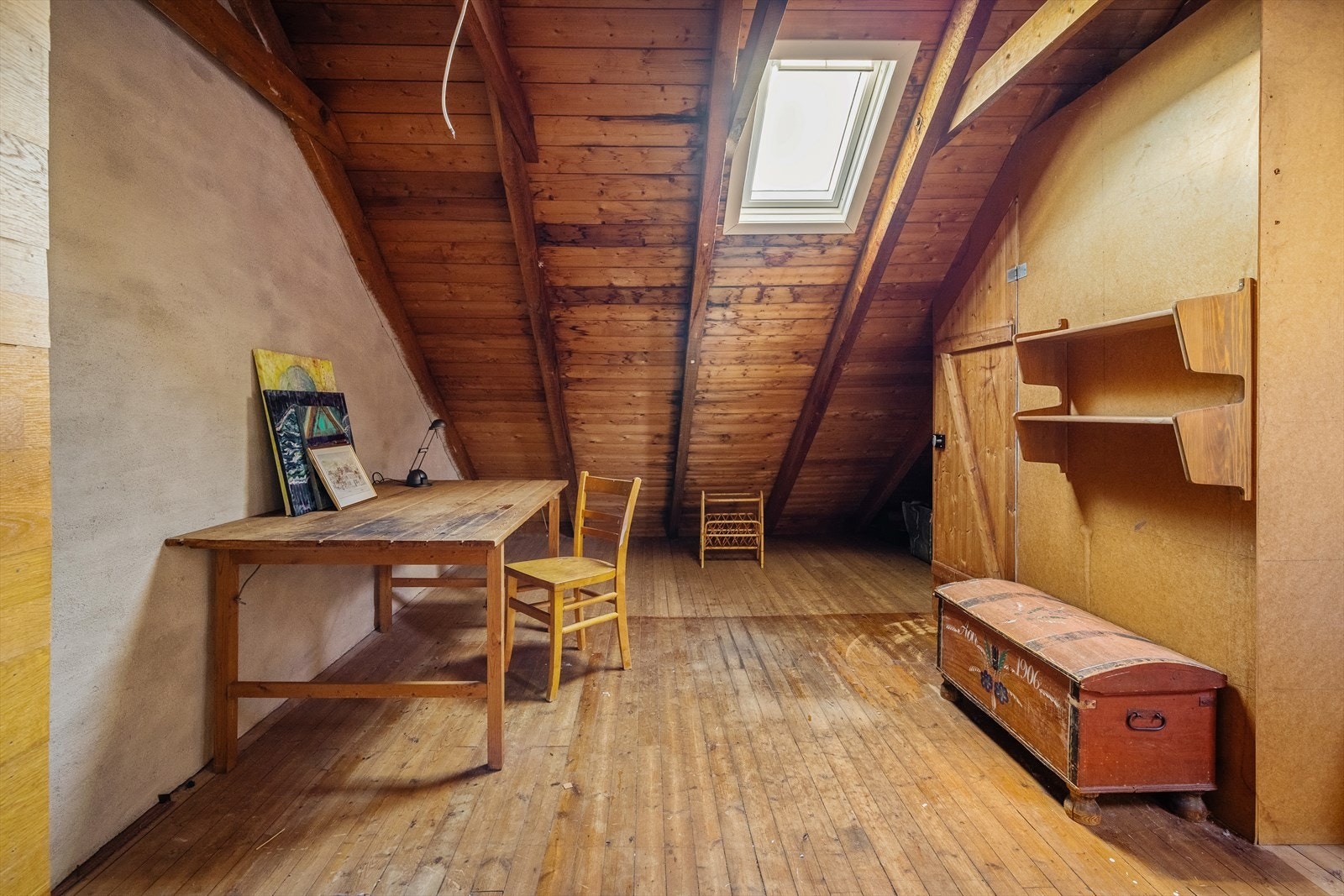 Loftet er uinnredet og målt til ca. 18 m², mens gulvflaten er på ca. 34 m². Her oppe er det gode muligheter for lagring eller videre utvikling (søknadspliktig). Dette takvinduet ble skiftet i 2020. Galleribilde