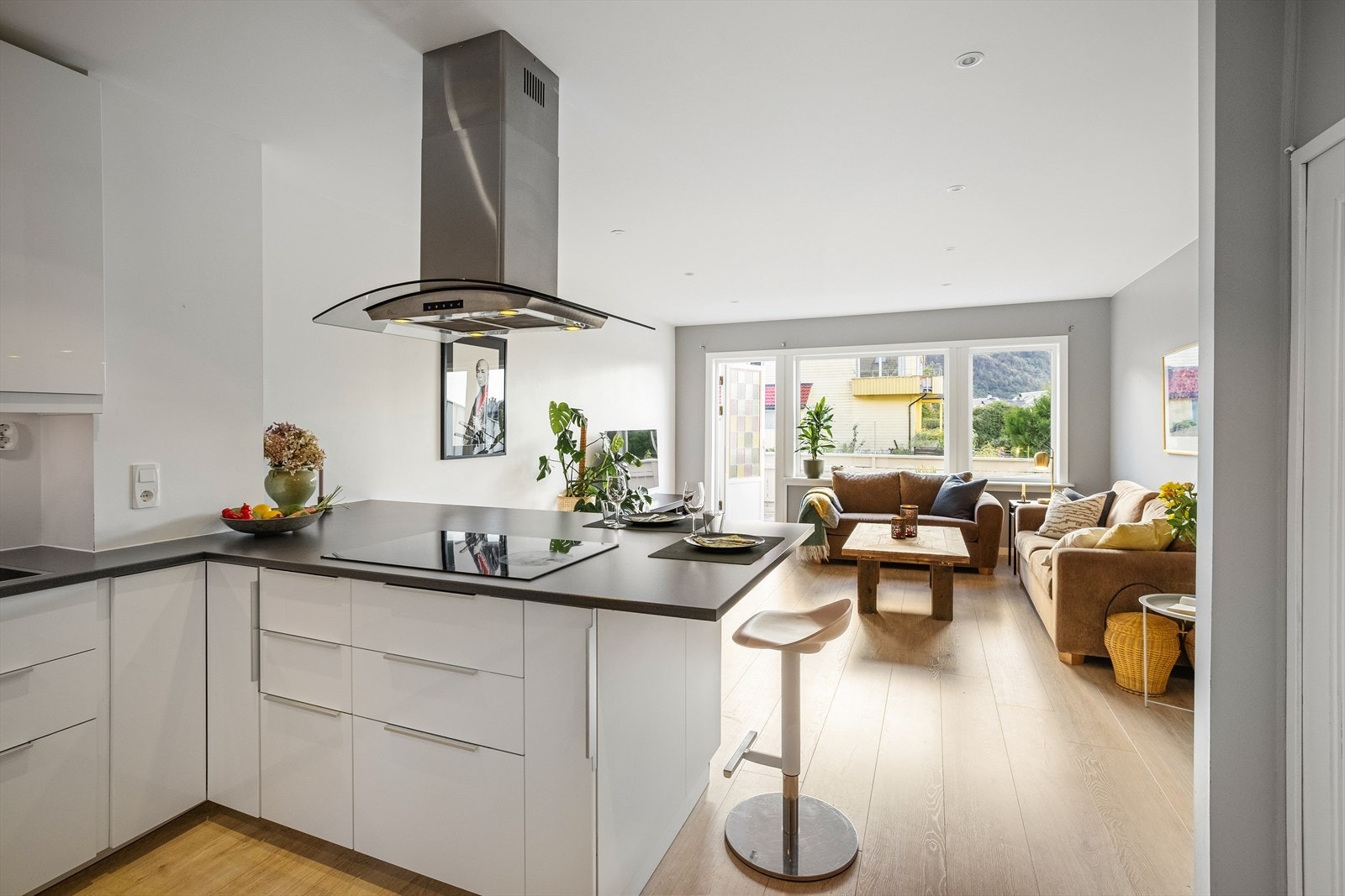 Det er store vinduer langs endeveggen som gir gode lysforhold og sørger for en trivelig atmosfære. Galleribilde