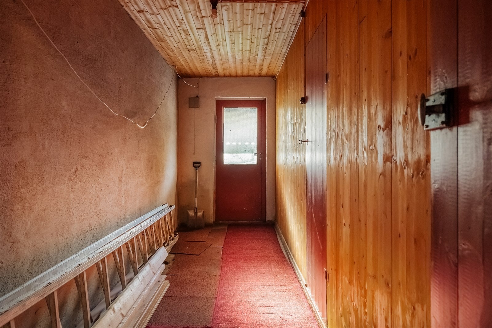 Underetasjen inneholder trapp/gang, og separat vaskerom. Vaskerommet er av eldre dato og har betonggulv, malte murvegger/panel og furupanel i himlingen. Her er mye av det tekniske utstyret plassert og selvfølgelig opplegg for vaskemaskin. Galleribilde