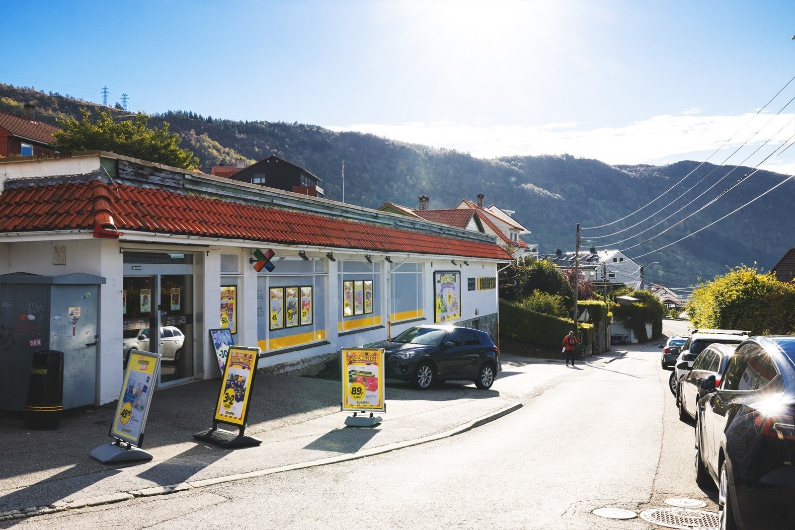 Herfra er det videre kort gangavstand til Bunnpris Montana, flere spisesteder, frisør, apotek o.l. har man det meste man trenger av daglige servicetilbud like i nærheten. I tillegg er det ca. 15 minutters gange til Haukeland. Galleribilde