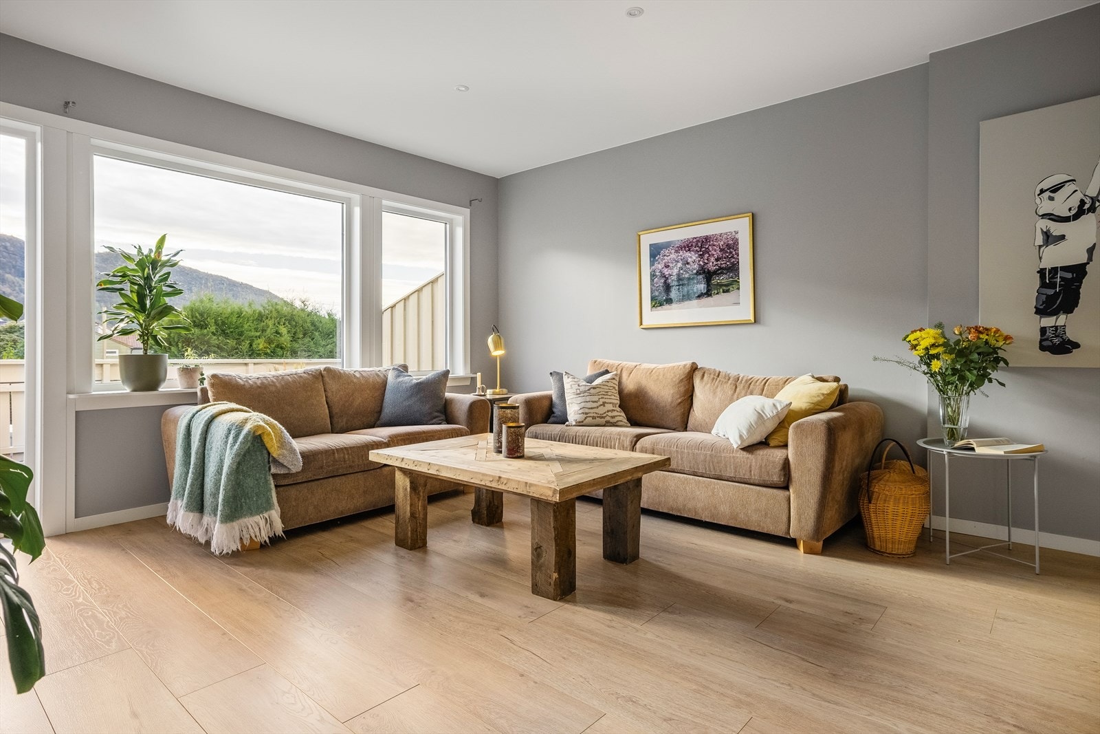 Stuen er av god størrelse med plass til å innrede med både spise- og sittegruppe. Galleribilde