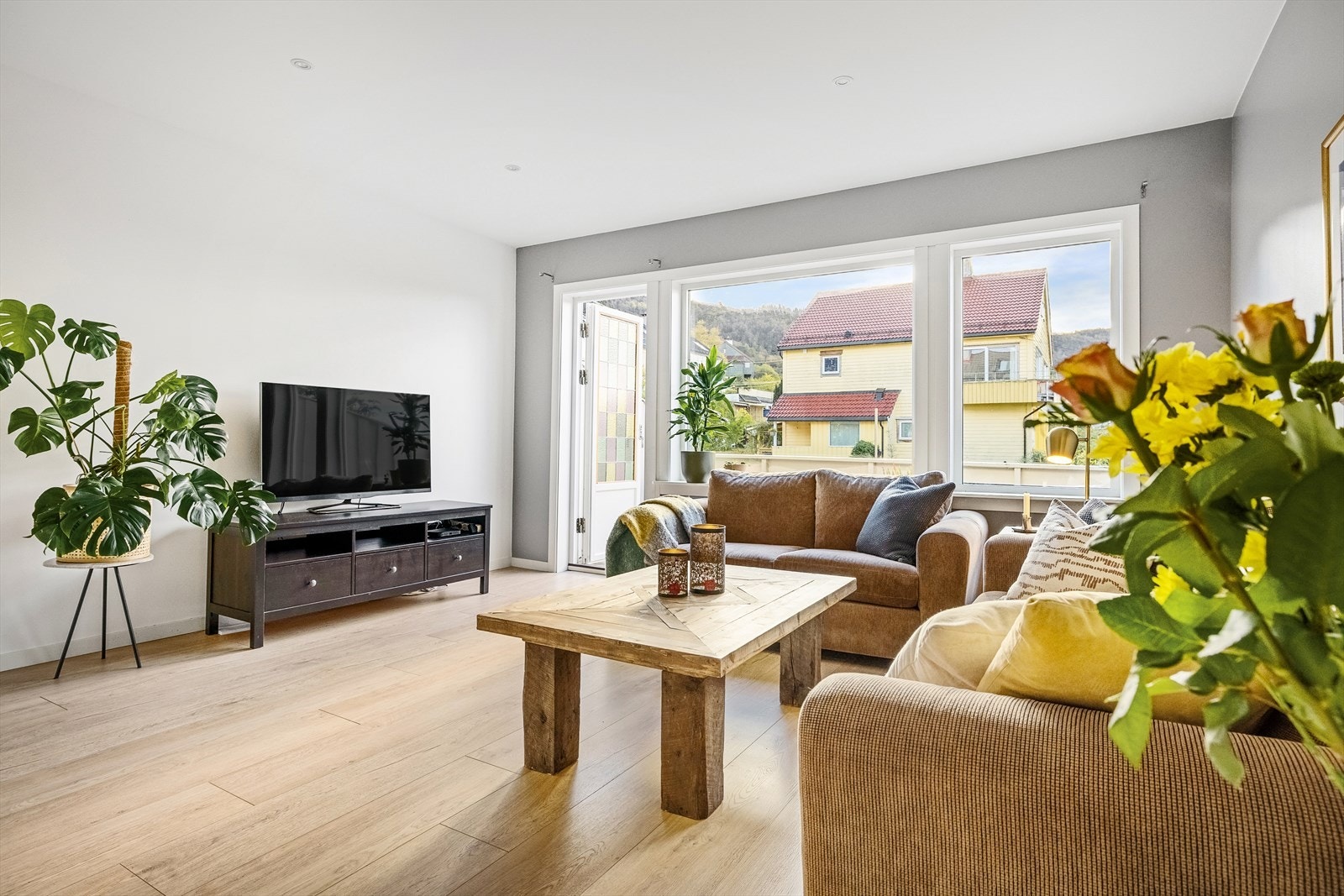 Vel inne i stuen har man gode innredningsmuligheter og det er store vindusflater som gir rikelig med naturlig lysinnslipp. Galleribilde