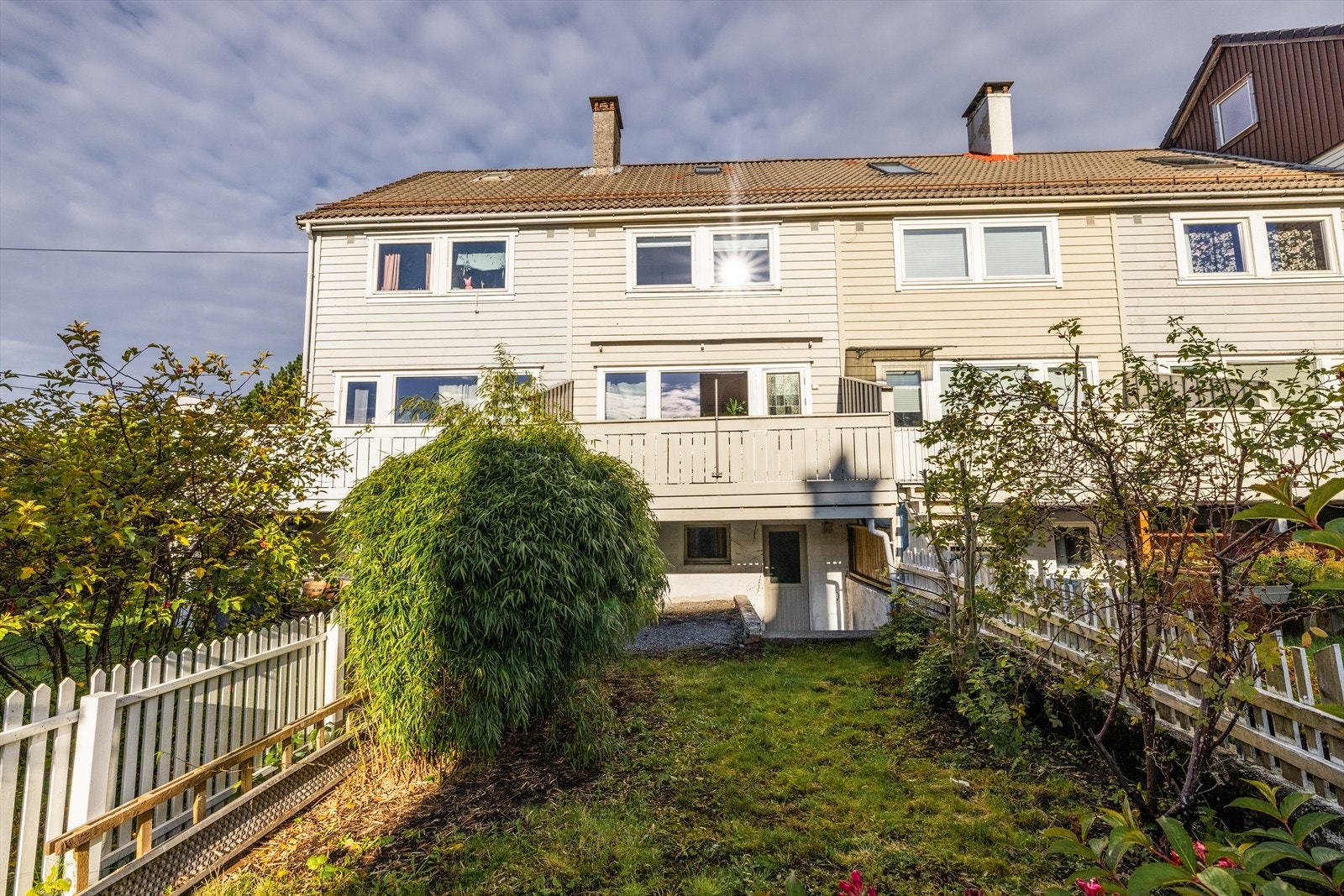 På baksiden av rekkehuset har man en trivelig hage. Galleribilde