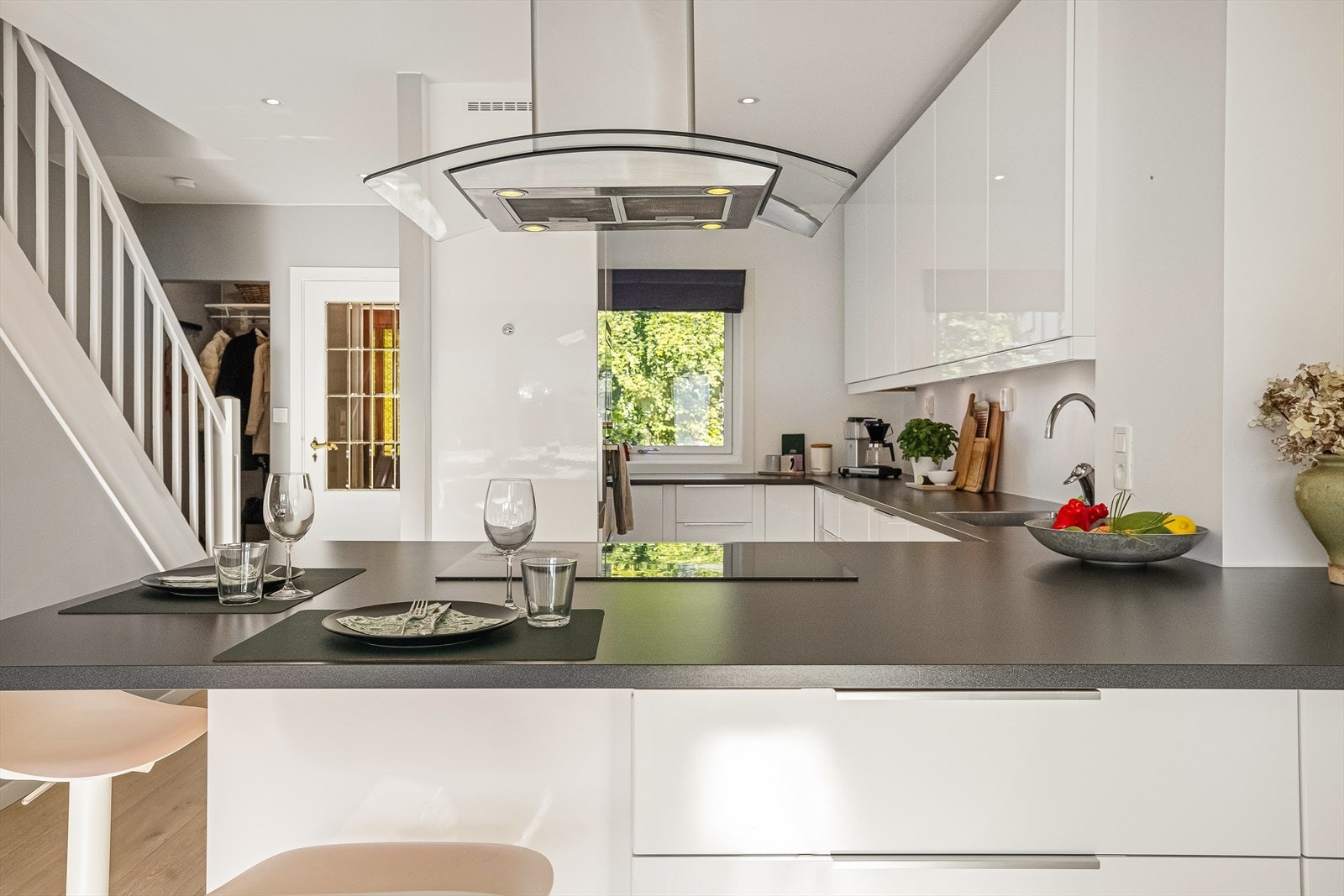 En praktisk bardisk fungerer både som frokostbord og som romdeler. Galleribilde