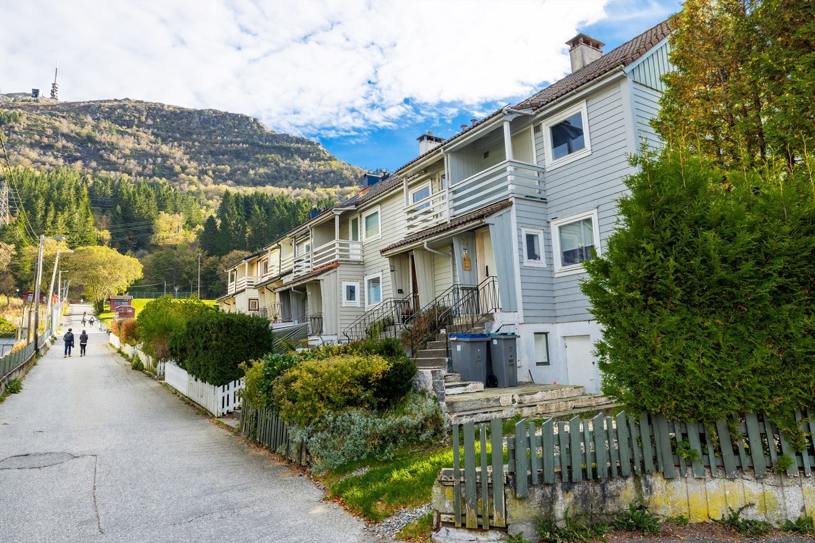 Johan Blytts vei 33 ligger i vakre omgivelser oppe i fjellsiden like ved foten av Ulriken. Her bor man sentralt, tilbaketrukket fra vei og støy, med umiddelbar nærhet til noen av byens mest brukte naturområder. Galleribilde