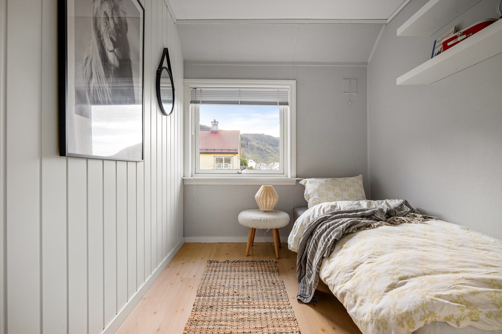 Soverommene måler hhv. 13 m², 8,10 m² og 5,8 m². Galleribilde