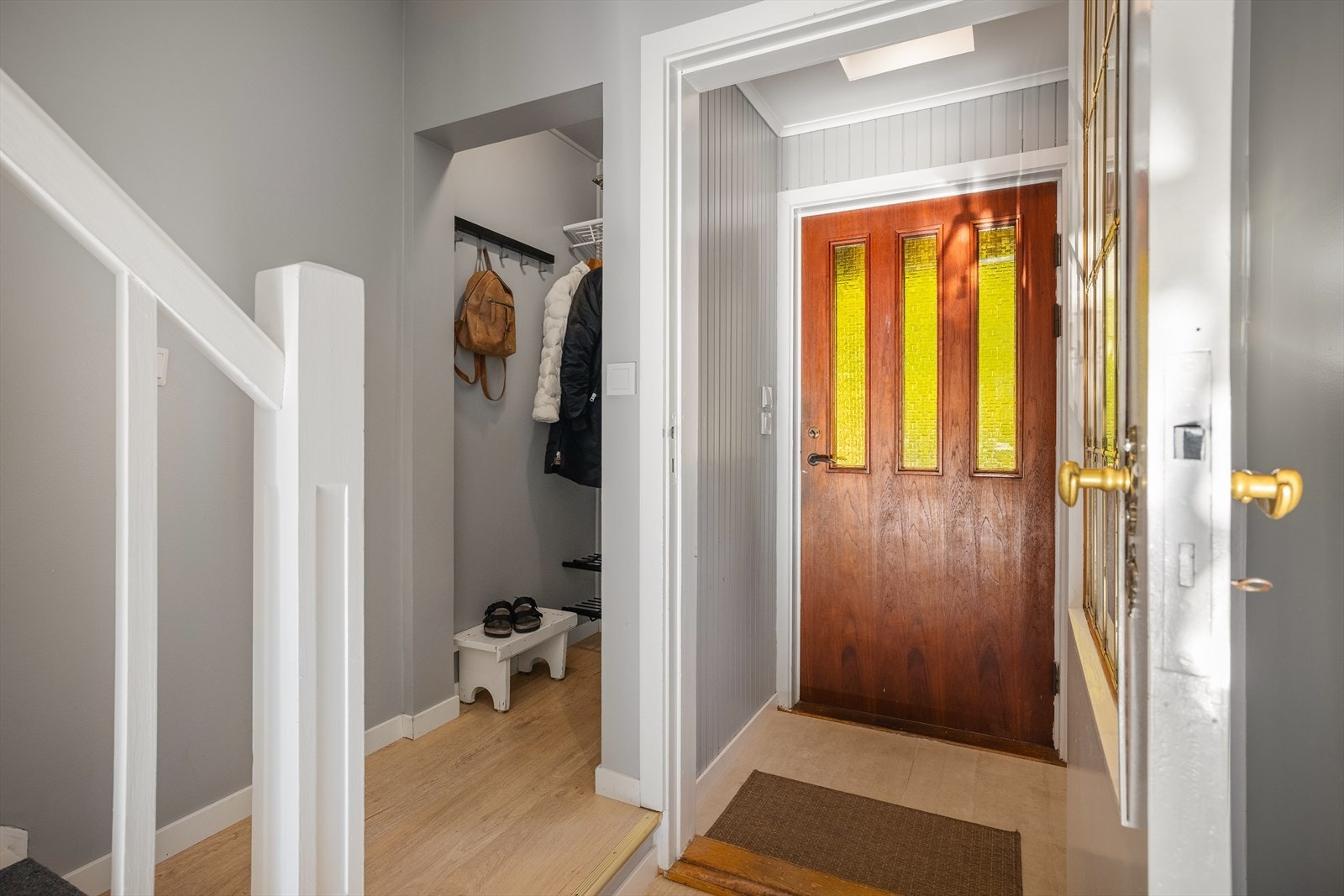 Vel innenfor blir du møtt av en liten entré. Det er god plass til oppbevaring av yttertøy og sko i praktisk avlukke. Galleribilde