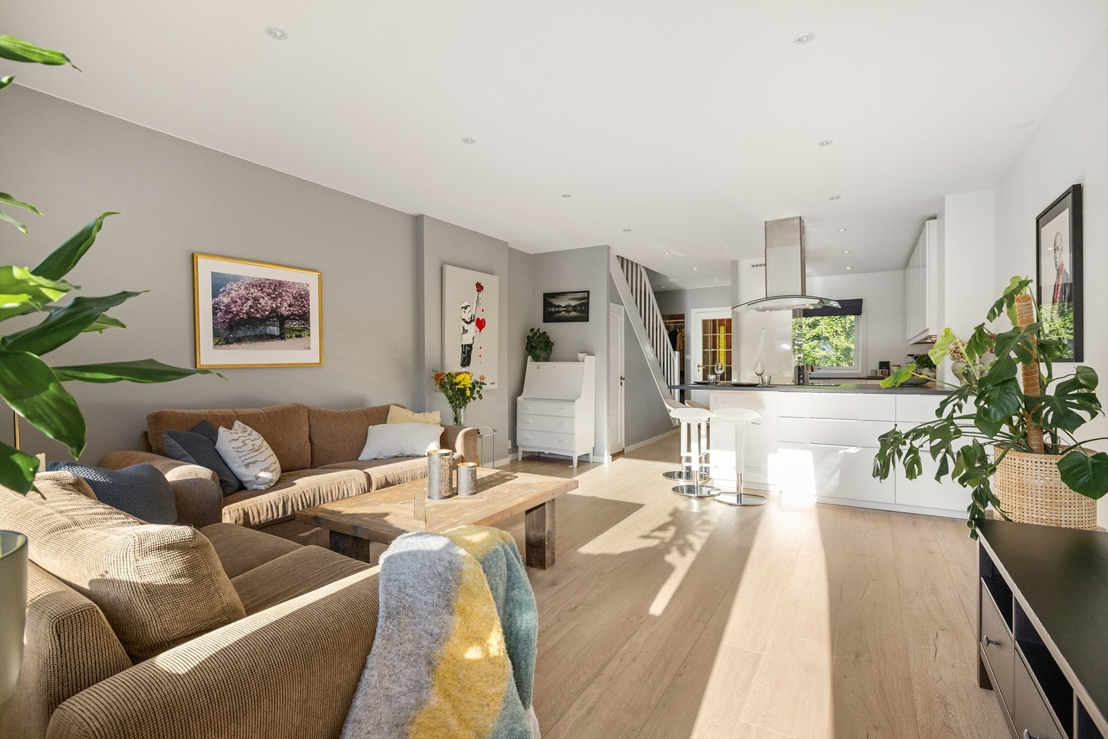 Kjøkkenet er plassert i åpen løsning sammen med stuen. Galleribilde