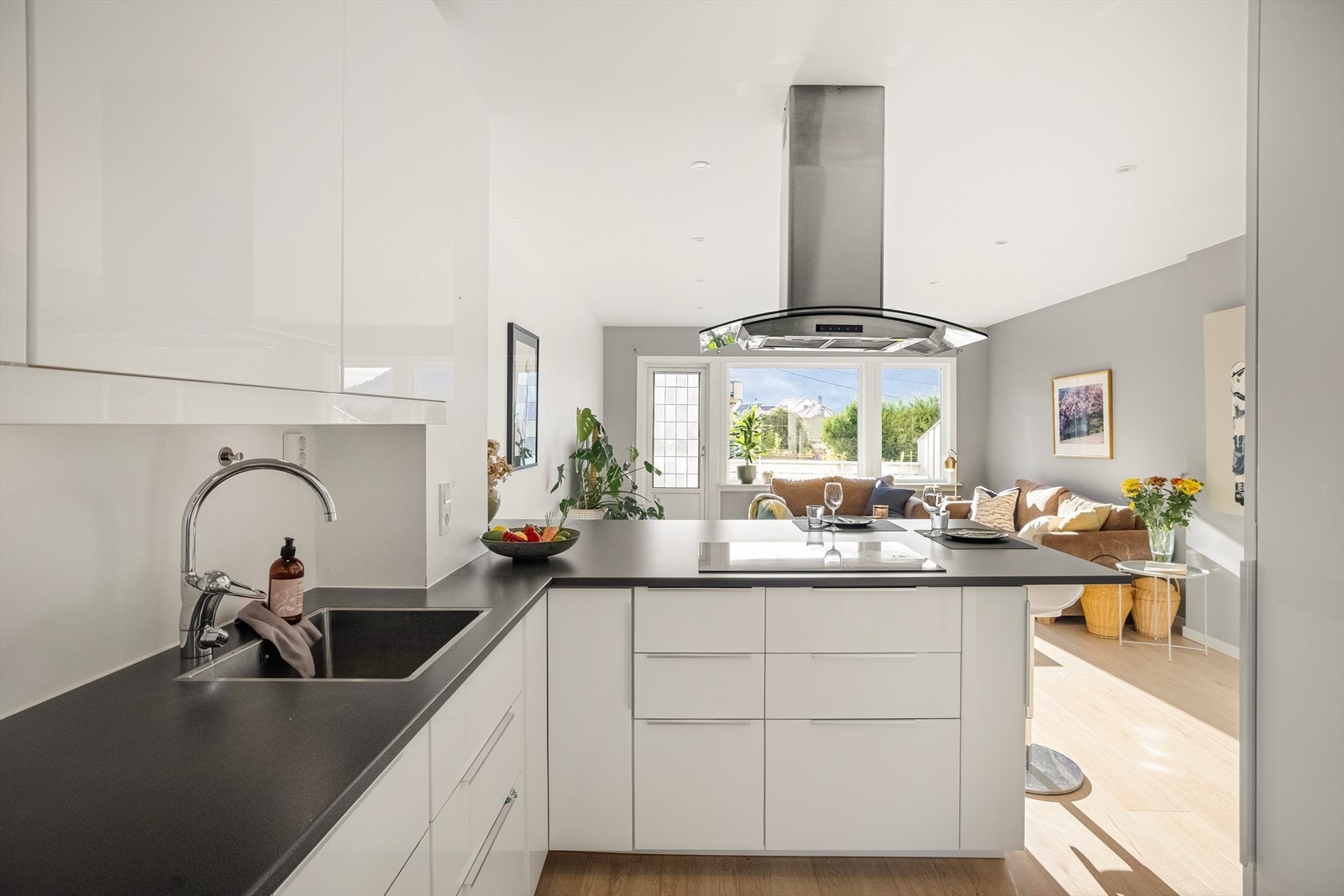 Kjøkkenet er moderne utrustet med integrerte hvitevarer som stekeovn, mikro, platetopp med induksjon, ventilator, oppvaskmaskin og kjøle-/fryseskap. Galleribilde