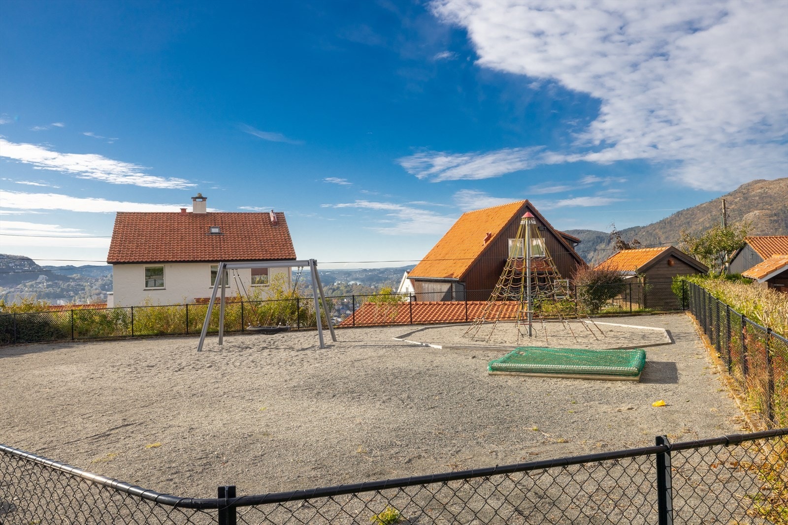 Område er barnevennlig med nærhet til barnehage, lekeplasser og grøntområder. Galleribilde