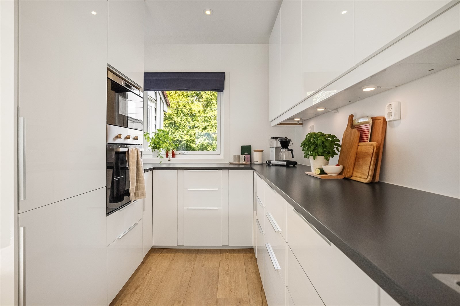 Alle hvitevarene på kjøkkenet er integrert, og følger selvsagt med. Galleribilde