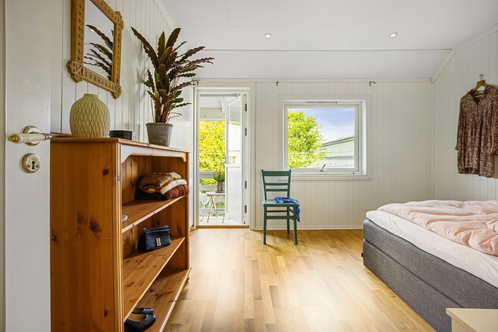 Her er det også lagringsmuligheter i gardeoberom og egen luftebalkong på ca. 2 m². Galleribilde