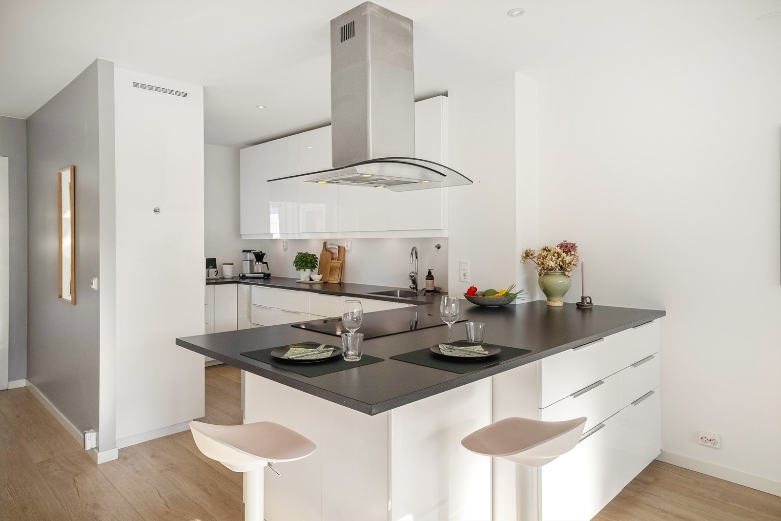 Videre er det benkeplate av laminat med nedfelt vaskebeslag av stål. Galleribilde