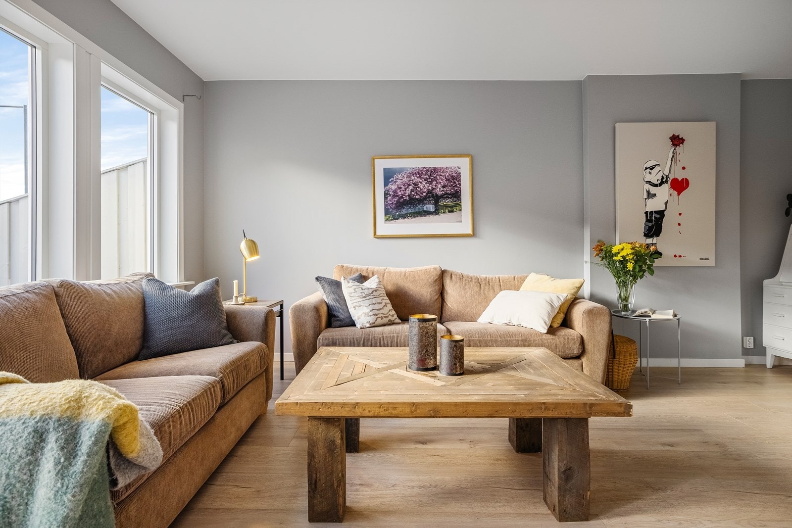 Overflatene består av laminat på gulvet og malte veggplater og slett himling med downlights. Galleribilde