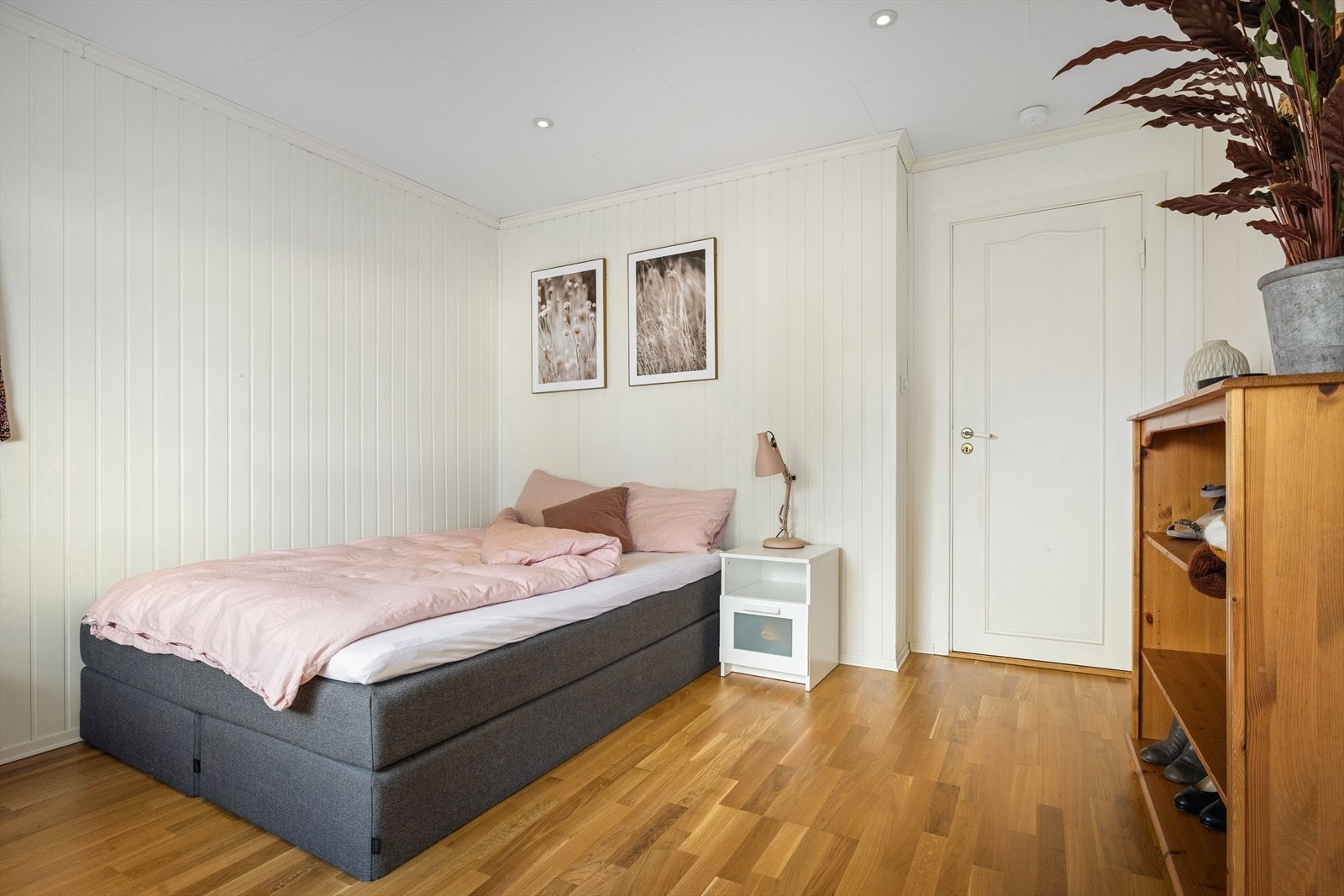 En åpen tretrapp leder opp til 2. etasje. Her kommer man rett opp i en trappegang som leder videre til soverommene og badet. Galleribilde