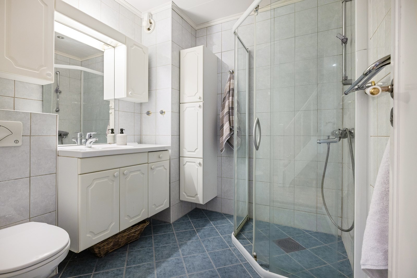 Badet har keramiske fliser på både gulv og vegger, samt varmekabler i gulvet. Galleribilde