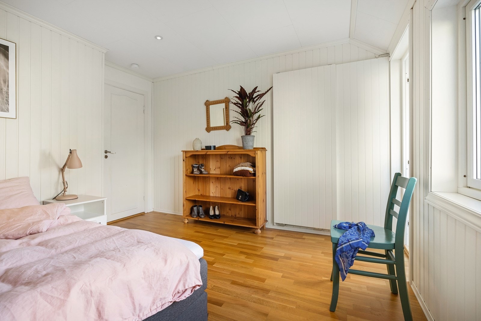 Rekkehuset har tre soverom som alle ligger plassert her i 2. etasje. Hovedsoverommet er av god størrelse, med plass til både dobbeltseng, sidestilte nattbord og godt med oppbevaringsplass. Galleribilde