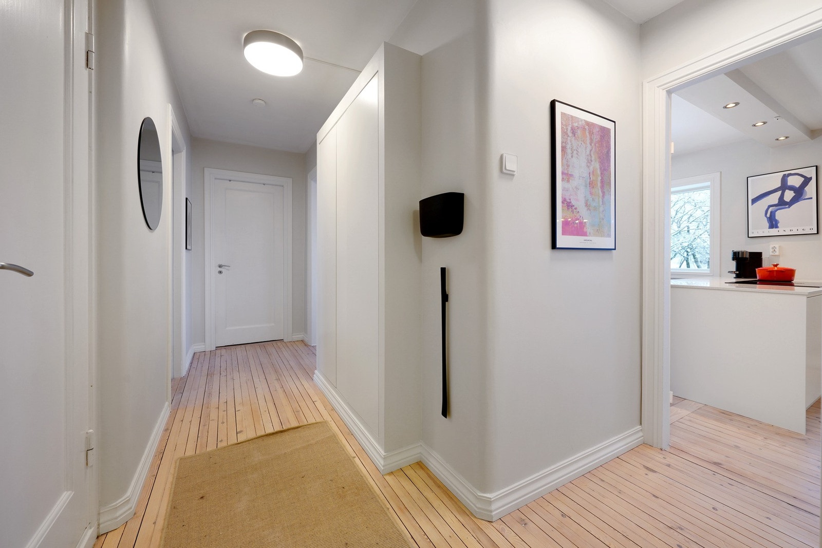 Åpen og lys gang med slette vegger og integrert garderobeskap Galleribilde