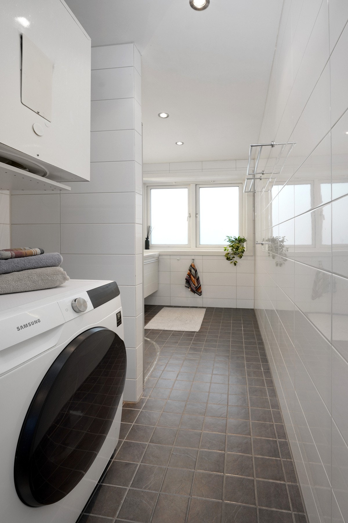 Badet har en praktisk løsning hvor vaskemaskin og bereder er i egen seksjon Galleribilde
