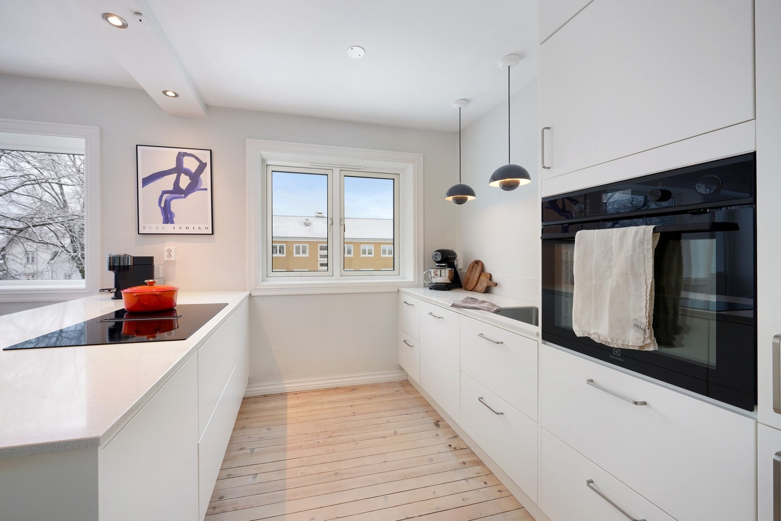 På kjøkkenet er det svært god skap- og benkeplass og alle hvitevarer medfølger Galleribilde