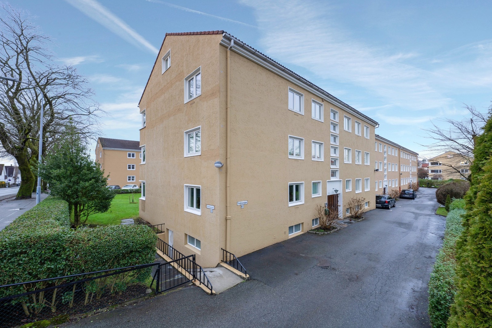 Her kjører man inn og parkering er på nordsiden. Det er gjesteparkering rett utenfor. Galleribilde