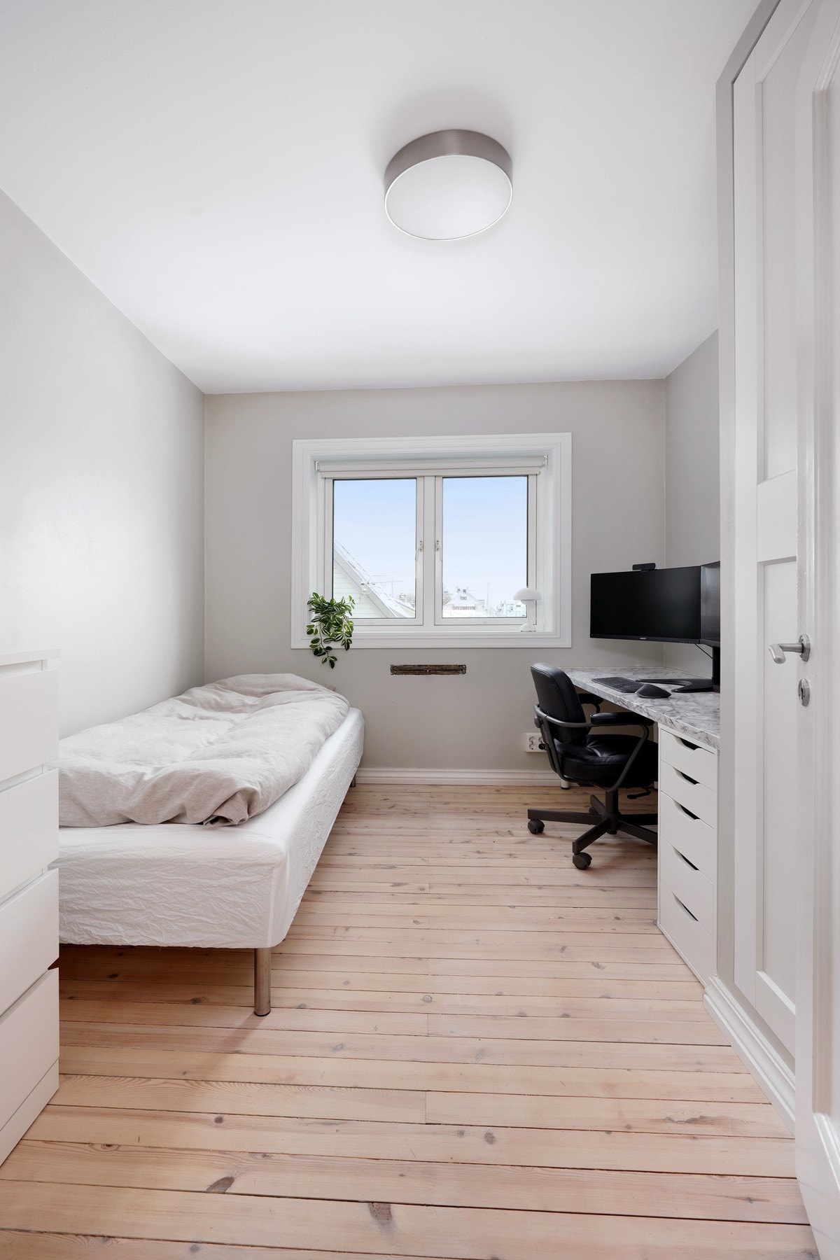 Gjesterommet er også av god størrelse og har garderobeskap Galleribilde