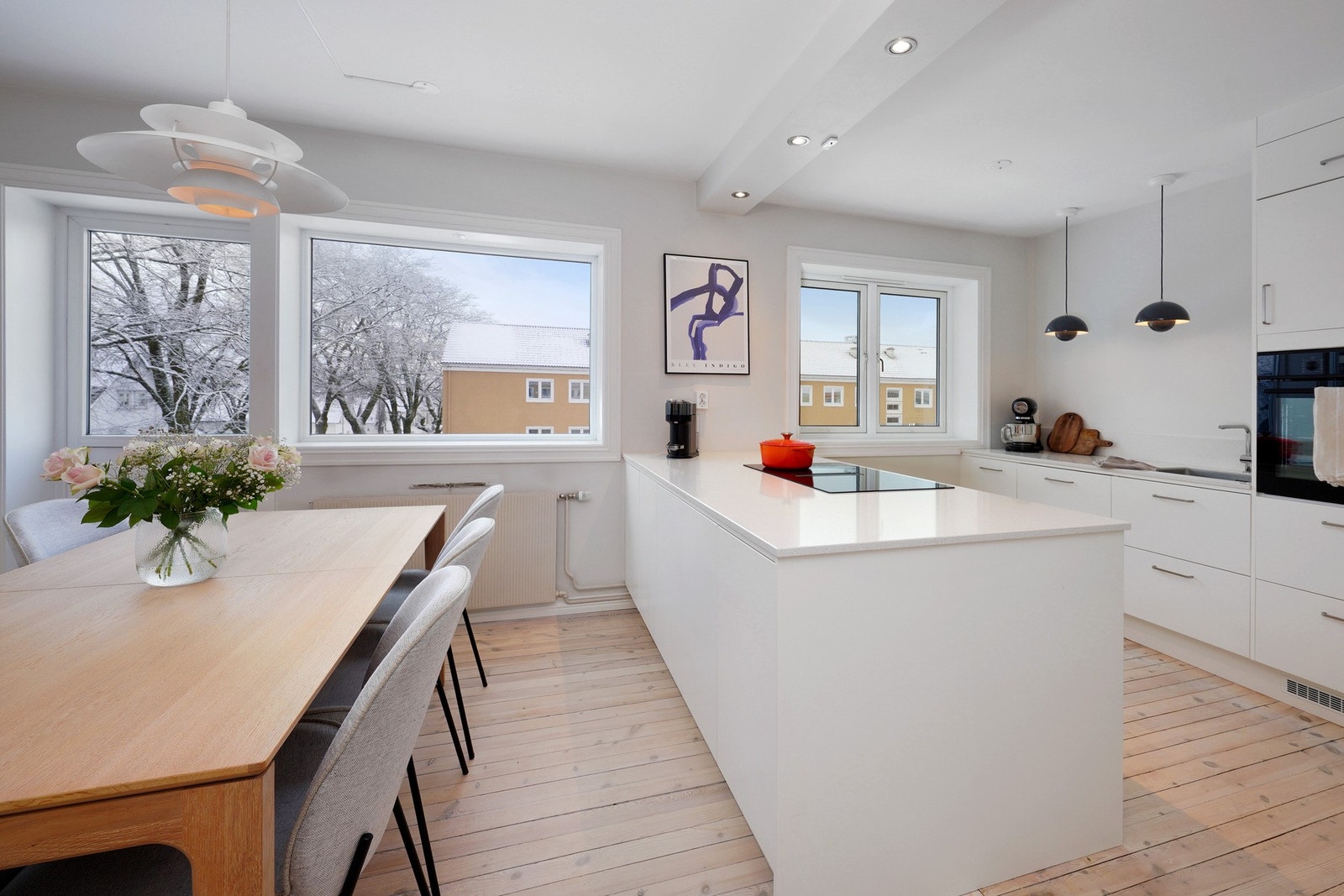 Stuen er i åpen løsning med kjøkken som var nytt i 2023 Galleribilde