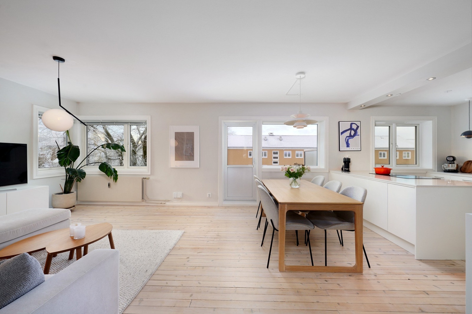 Gulvet er sllipt, alle vegger er helsparklet og malt i 2022. Galleribilde