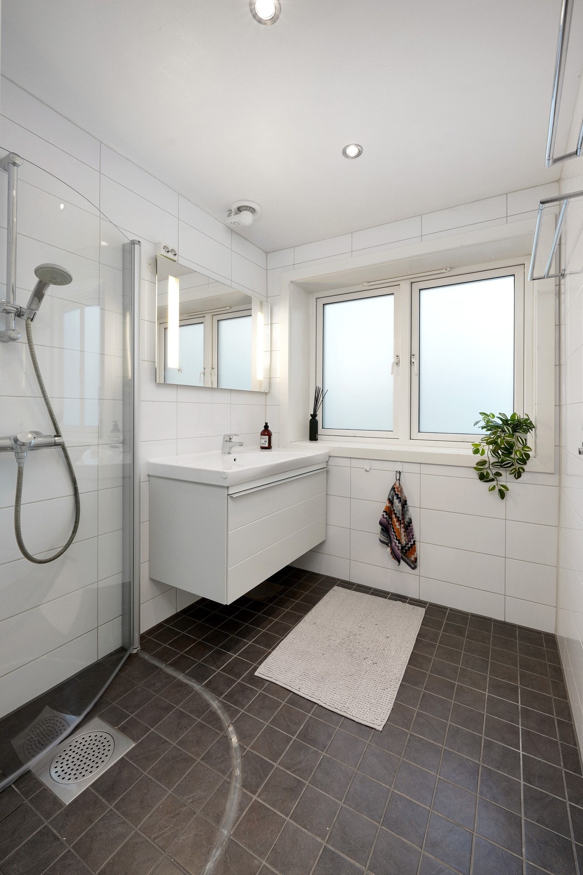 Badet ble pusset opp i 2010 og har varme i gulv. Galleribilde