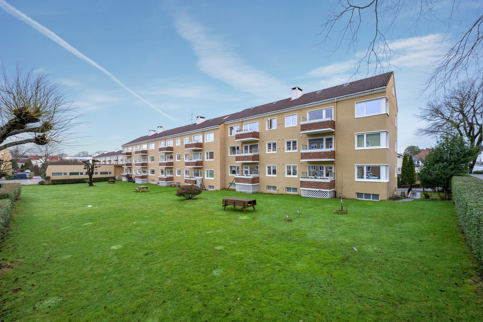 Boligene i Misjonsmarka har en historisk og spennende arkitektur. Her er nærområdet som en park, med grøntarealer rundt blokkene. Galleribilde
