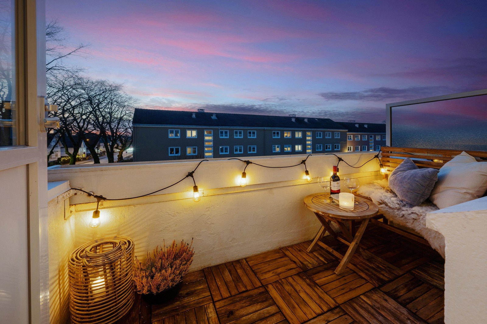 Koselig balkong ut fra stue med luftig utsikt og gode solforhold Galleribilde